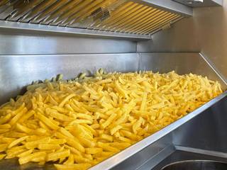 Deze goed draaiende frituur ligt op een opvallende hoek, vlak bij de Damse Vaart. Makkelijk bereikbaar, met een ruime parking en een gezellig terras — ideaal voor vaste klanten én toevallige passanten.<br /><br />Het pand werd in 2010 gerenoveerd en is volledig operationeel. Binnen is er plaats voor 44 gasten in een aangename, uitnodigende zaak. Verder is alles aanwezig om vlot te werken en comfortabel te wonen: centrale verwarming op gas, dubbele beglazing, een zeer ruime garage met elektrische poort, aparte afwasruimte, leefruimte, ruime badkamer en de mogelijkheid om tot drie kamers in te richten. Achteraan is er ook een private tuin.<br /><br />Een plek waar wonen en werken perfect samengaan, en waar je meteen van start kan gaan.<br />Overname: €85.000.