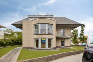 <em><strong>Instapklaar en stijlvol gemeubeld gelijkvloers appartement.</strong></em><br /><br />Centraal gelegen, op wandelafstand van het strand, restaurants, winkels en de prachtige Houtsaegerduinen.<br />Hier geniet u van de perfecte combinatie tussen rust en het bruisende kustleven.<br /><br />De lichtrijke woonkamer met salon- en eethoek sluit aan op de volledig ingerichte open keuken.<br /><br />Het appartement beschikt over twee slaapkamers :<br />Eerste slaapkamer met badkamer voorzien van douche, lavabomeubel en toilet.<br />Tweede slaapkamer met badkamer voorzien van douche en lavabomeubel.<br /><br />Verder is er een apart gastentoilet in de inkomhal, een praktische berging met aansluiting voor een wasmachine en een privatieve kelder.<br /><br /><strong>TROEVEN</strong>
<ul>
<li>Instapklaar en gemeubeld</li>
<li>Centrale ligging</li>
<li>Gunstige EPC-score</li>
<li>Kelder</li>
</ul>
Mogelijkheid tot aankoop van een garagebox in de residentie.<br />Vraagprijs : € 60.000
