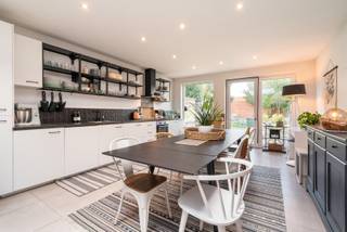 Volledig gerenoveerde rijwoning met stadstuin in Aalst<br />Deze instapklare woning combineert modern wooncomfort met de charme van een stadswoning. Gelegen in het centrum van Aalst, geniet je van alle voorzieningen op wandelafstand: winkels, scholen, horeca en openbaar vervoer.<br />De woning werd volledig gerenoveerd en beschikt over een ruime en lichtrijke leefruimte die in directe verbinding staat met de tuin. De mooie stadstuin is verrassend groot en vormt een oase van rust midden in de stad.<br />Indeling:<br />Gelijkvloers: inkomhal, bureel (mogelijkheid tot slaapkamer 4), toilet, gezellige woonkamer met veel lichtinval, moderne keuken, toegang tot de tuin.<br />Verdiep1 : slaapkamer en een moderne, stijlvol afgewerkte badkamer.<br />Verdiep2 : 2 slaapkamers<br />Troeven:<br />Volledig gerenoveerd – instapklaar<br />Grote stadstuin, uniek in het centrum<br />Moderne badkamer en kwaliteitsvolle afwerking<br />3 slaapkamers, met uitbreidingsmogelijkheid naar 4<br />Een ideale woning voor wie comfortabel wil wonen in de stad, mét een ruime tuin.<br />Zou u graag de nieuwe eigenaar worden van dit prachtige pand. Voor meer info www.hyboma.be of wenst u graag een bezoek ter plaatse contacteer dan Guy 0479/88 88 06 of Hyboma op 051 480 980!