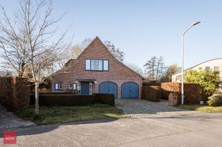 Bestaande uit inkomhal, living met open haard en eetplaats, keuken met ontbijthoek, koele berging, 3 (ev. 4) slaapkamers, badkamer, douchecel,...