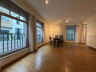 <p><span>Ideaal investeringsappartement. Bent u op zoek naar een geschikt appartement om te verhuren (+1.000 EUR/maand) of bent u op zoek voor uw zoon/dochter die binnenkort gaat studeren?</span></p><p><span> </span></p><p><span>Zeer mooi gelijkvloers appartement in het historisch Antwerpen en op wandelafstand van het hippe Eilandje. Dicht bij openbaar vervoer, scholen, universiteiten en het bruisende leven van het stadscentrum.</span></p><p><span>Dit recent nieuwbouwappartement is met alle comfort afgewerkt. Over heel het appartement ligt er een mooie kwaliteitsvolle parketvloer, alle ramen zijn voorzien van elektrische rolluiken, volledig ingerichte keuken en een mooi afgewerkte badkamer met 2 lavabo's, ligbad met douche. De badkamer grenst aan de ruime kamer. Aparte gastentoilet. Gemeenschappelijke kosten bedragen slechts 100/maand. Mogelijkheid huren autostaanplaats in het gebouw 120EUR/maand</span></p><p><span>Individuele verwarming op gas. Berging en gemeenschappelijke fietsenberging aanwezig.</span></p>