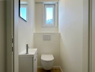 Op zoek naar een instapklare woning met veel ruimte en een gunstige ligging?<br />Deze woning combineert een uitstekende bereikbaarheid met een doordachte indeling en een zeer energiezuinig label dankzij de zonnepanelen, thuisbaterij én warmtepomp.<br /><br />Op het gelijkvloers tref je een ruime garage van meer dan 50m² met automatische poort, ideaal voor wie extra opslagruimte nodig heeft of een hobby wil uitoefenen, want achteraan bevindt zich nog een berging van 13m².<br /><br />Een trap brengt je naar de eerste verdieping, waar je via de hal toegang krijgt tot een apart gastentoilet.<br />De lichtrijke leefruimte loopt naadloos over in de open geïnstalleerde keuken voorzien van duurzame toestellen. Er is rechtstreekse toegang tot het Zuidgericht terras.<br />De bovenverdieping baadt in het zonlicht dankzij de twee lichtkoepels in zowel de hal als de badkamer. Er zijn drie slaapkamers waarvan 2 voorzien zijn van rolluiken. <br />De volledig vernieuwde badkamer is voorzien van inloopdouche, lavabomeubel, toilet en aansluiting voor wasmachine. <br /><br />Deze woning beschikt over een gunstig EPC-label A, een conforme elektrische keuring en is volledig asbestveilig.<br />Interesse? Wees er snel bij en plan een bezoek! 03/775.44.10 - info@immo-jet.be