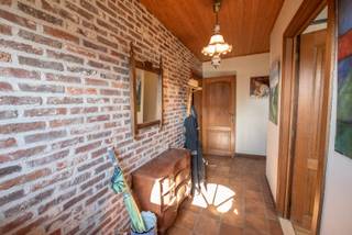 Stevige woning op een prachtig perceel grond van 1019 m².<br />Perfect gelegen in een rustige straat en op wandelafstand van handelszaken en supermarkt.<br /><br />De open bebouwing omvat een inkom, toilet, gezellige living met houtcassette, keuken, veranda, badkamer, 2 slaapkamers (waarvan 1 op het gelijkvloers), grote zolder (2 extra slaapkamers mogelijk), kelder, garage met wasplaats en grote tuin met overdekt terras.<br /><br />Benieuwd naar de indeling en staat van de woning? Kom gerust eens kijken.<br />Mailen naar sylvie@immoroba.be of een seintje op 09/388.53.53.