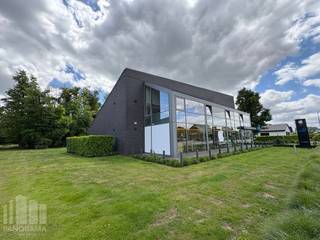 Instapklaar en modern kantoor van 345 m² te huur op de 1ste verdieping van een commercieel pand met uitstekende <strong>zichtbaarheid </strong>langs de Kortrijksesteenweg in Sint-Martens-Latem. Deze kantoorruimte, geschikt als kantoor of showroom, is strategisch gelegen op slechts 4,6 km van de<strong> E40 en R4</strong> en is bovendien vlot bereikbaar met het openbaar vervoer dankzij een bushalte (lijnen 77 en 78) vlak voor de deur.<br /><br />De ruimte beschikt over een open space met 1 vergaderzaal in glas, een kitchenette, sanitair, een berging en een aparte inkom met lift. Het kantoor is <strong>modern </strong>uitgerust met verwarming, airco, verlichting en tapijtvloer en veel lichtinval door de grote glaspartijen. Tevens <strong>5 privatieve parkeerplaatsen</strong> beschikbaar.<br /><br />Voor meer informatie, detailplannen, of het boeken van een vrijblijvend plaatsbezoek, neemt u gerust contact op met <strong>PANORAMA B2B GENT KANTOREN </strong>op het nummer <strong>0477 44 39 30</strong>.