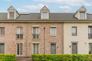 <p>Ligging: rustig doch centraal gelegen in de residentiële verkaveling 'Nieuwe Erven' in het centrum van Turnhout met een vlotte verbinding naar het centrum, scholen, openbaar vervoer en autostrade E34.</p>
<p>Omschrijving:<br />Bij het betreden van de woning komt u terecht in een inkomhal met gastentoilet en een trap naar de bovenverdieping. Verder doorlopend ontdekt u de lichtrijke leefruimte met een mooi zicht op de onderhoudsvriendelijke tuin. Vervolgens treffen we de mooie, geïnstalleerde keuken met een aparte bergplaats.<br />Op de eerste verdieping vinden we twee ruime slaapkamers, een apart toilet, de badkamer een een aparte dressing met ingemaakte kasten. Via de vaste trap kunnen we de tweede verdieping bereiken waar de afgewerkte zolderkamer zich bevindt, deze is nog mogelijk om op te splitsen in twee kamers. Op deze verdieping is er ook een wasplaats met ingemaakte kasten aanwezig. <br />De woning is gelegen op een grondstuk van ca. 150m² en beschikt over een terras en looppadje naar de tuinberging. Een grote troef is dat de tuin langs achter bereikbaar is via een poortje. <br /><br />De beschikbaarheid van de woning is af te spreken met de eigenaar.</p>