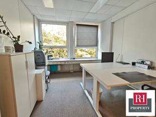 In het hart van de wijk LOUISE, in een onlangs gerenoveerd luxe gebouw, presenteren we dit prachtige privékantoor in een prachtige co-working...