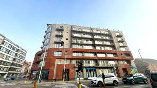 Het appartement is gelegen op de 6e verdieping bestaande uit inkomhal, lichtrijke leefruimte, open ingerichte keuken met toestellen, berging...