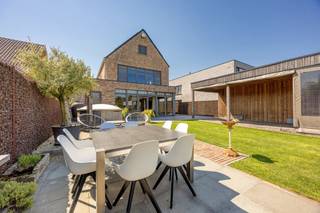 <p><strong>Instapklare, hoogwaardig afgewerkte woning met 4 slaapkamers op een perceel van 1.565 m² in Poederlee. EPC A-label (13 kWh/m²)<br /><br />Ligging:</strong> De woning is rustig gelegen nabij het centrum van Poederlee, met winkels, scholen en openbaar vervoer in de directe omgeving. Dankzij de vlotte verbinding naar omliggende gemeenten en de nabijheid van de E34 geniet je van een goede bereikbaarheid.</p>
<p><strong>Indeling:</strong> Inkomhal, bureau, keuken, leefruimte, 2 badkamers, toilet, 4 slaapkamers, afgewerkte zolder en tuin</p>
<p><strong>Beschrijving:</strong> Via de inkomhal met gastentoilet bereikt u de ruime leefruimte met aansluitend een bureel. De open, volledig uitgeruste keuken sluit aan op de eetruimte. De woonkamer met haard en grote schuiframen geniet van veel natuurlijke lichtinval en biedt zicht op de tuin. Op het gelijkvloers bevinden zich verder een praktische wasruimte met ingebouwde kasten en een badkamer met inloopdouche. De verdieping omvat drie slaapkamers, een apart toilet en een tweede badkamer met inloopdouche, aansluitend op de hoofdslaapkamer met dressing. De slaapkamers zijn uitgerust met ingemaakte kasten en een lavabomeubel. Via een vaste trap bereik je de afgewerkte zolder, ingericht als vierde slaapkamer. De tuin beschikt over een terras en een aangelegde vijver. Het tweedelige bijgebouw kan dienen als hobbyruimte of garage. Daarnaast is er een overdekte autostaanplaats voor twee wagens. De aanwezige zonnepanelen dragen bij aan een energiezuinige woning.<br /><br />Extra troeven van deze woning:<br />- Zonnepanelen<br />- <span>EPC-Label A (13 kWh/m²)<br />- Instapklaar<br />- Airco<br /><br />Kortom, een duurzame woning afgewerkt met kwalitatieve materialen en een hoogwaardige afwerking, gelegen in een rustige en aangename omgeving.<br /><br /></span><span><strong>Bijzondere informatieplicht:</strong> in aanvraag.<br /></span></p>