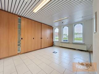 Op zoek naar een vlot bereikbaar kantoor op een commerciële topligging? Deze kantoorruimte in Kuurne geniet van een uitstekende visibiliteit, vlak aan de ring van Kortrijk.<br /><br />De kantoorruimte heeft een totale oppervlakte van 101 m² en is praktisch ingedeeld met drie aparte kantoorruimtes, een keuken en een berging. Dankzij de functionele indeling is het pand ideaal voor vrije beroepen, dienstverlening of administratieve activiteiten.<br />Bovendien is er ruime parkeergelegenheid in de directe omgeving, wat extra comfort biedt voor zowel medewerkers als bezoekers.<br /><br />Troeven van deze kantoorruimte:<br />- Topligging nabij de ring van Kortrijk<br />- Uitstekende zichtbaarheid en bereikbaarheid<br />- Totale oppervlakte van 101 m²<br />- Drie afzonderlijke kantoorruimtes<br />- Keuken en berging aanwezig<br />- Ruime parkeermogelijkheden in de buurt<br /><br />Interesse in deze veelzijdige kantoorruimte? Neem gerust contact op voor meer informatie of een bezoek ter plaatse.