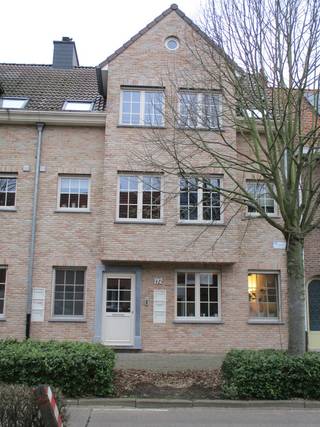 - In centrum- Zuid-terras van ca. 4 x 6 m- Zeer ruime lichte woonkamer- Open keuken voorzien van keramische kookplaat, oven, koel-vriescombinatie en...