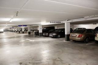 Place de parking à vendre dans un garage couvert et fermé de la résidence Koksijde Promenade, près de Ster der Zee.<br />Niveau -1 / numéro de place S120