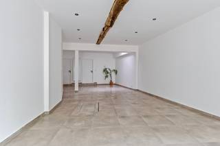 Welkom in Aarschot! Deze recent gerenoveerde woning vindt u in het centrum, vlakbij het gemeentehuis, winkels, scholen en openbaar vervoer. De renovatiewerken werden afgerond in 2025, waardoor de woning beschikt over een EPC-label B, vernieuwd pleisterwerk, dak, vloeren, ramen, badkamer en keuken. Dankzij de indeling kan ze gebruikt worden als gezinswoning maar ook als woning met handelsruimte.<br /><br />Bij het binnenkomen kom je terecht in de grote leefruimte die ook als handelsgedeelte kan dienen, met aansluitend apart gastentoilet. Achteraan ligt de ruime keuken met eetgedeelte, die toegang geeft tot een gezellig terras van ca. 12 m². De woning beschikt ook over een kelder, ideaal als extra opbergruimte.<br /><br />De eerste verdieping is voorzien van een extra woonruimte, twee ruime en lichtrijke slaapkamers en een moderne badkamer met ligbad, inloop regendouche en wastafel. Bovendien vinden we hier ook nog een knus terras, ideaal voor een rustmoment.<br /><br />De tweede verdieping biedt een polyvalente zolderruimte die kan ingericht worden als slaapkamer, bureau- of hobbyruimte. Hier bevindt zich misschien wel de grootste troef: Het zuidgericht dakterras van ca. 20 m² waar u de hele dag door kan genieten van de zon.<br /><br />Deze woning combineert ruimte, licht en comfort met een toplocatie in het centrum van Aarschot. Een unieke kans voor wie op zoek is naar een instapklare woonst met extra mogelijkheden!<br /><br />Boek snel je bezoek ter plaatse met Philippe op +32 498 59 84 11 of via philippe@sophimo.be.