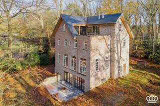 <p><span>Unieke nieuwbouwvilla, gelegen in een bosrijke omgeving, met o.a. een ruimte inkomhal, lichtrijke leefruimte, leefkeuken met aansluitend terras, 5 slaapkamers waaronder één met dakterras, 3 ingerichte badkamers en een ruime kelder, op een perceel van ca. 2.000 m².</span></p><p><span> </span></p><p><span>INDELING</span></p><p><span> </span></p><p><span>Gelijkvloers</span></p><p><span>Dubbele houten voordeur naar de ruime inkomhal op tegelvloer voorzien van een vestiaire en gastentoilet met handenwasser.<br />Trap naar boven de lichtrijke leefruimte met aansluiting voor openhaard en een trap naar beneden naar de gezellige leefkeuken, eveneens op tegelvloer, met sierlijke haard met houtkachel, een kookeiland met keramisch werkblad voorzien van een dubbele spoelbak, inductie vuur met dampkap, koelkast met vriezer, oven en microgolf. Verbonden aan het kookeiland een houten tafel. Vanuit deze ruimte heeft u toegang tot het verlaagde en zuid gerichte terras. Naast de keuken is er nog een koele berging. Verder op deze verdieping nog een wasplaats en berging. </span></p><p><span> </span></p><p><span>Eerste</span><span> </span><span>verdieping</span></p><p><span>Via een wenteltrap in de toren bereikt u de eerste verdieping, de nachthal geeft uit op 4 ruime slaapkamers die per 2 kamers een badkamer delen en een apart toilet.</span></p><p><span> </span></p><p><span>Tweede verdieping</span></p><p><span>Verder via de wenteltrap bereikt men de tweede verdieping waar zich de royale masterunit bevindt bestaande uit een slaapkamer met terrasdeuren naar het grote dakterras, verder een dressing en een ensuite badkamer voorzien van een vrijstaand ligbad, inloopdouche, wastafel en toilet. </span></p><p><span> </span></p><p><span>Kelder</span></p><p><span>Via een vaste wenteltrap komt u in de kelder. Hier bevinden zich nog 3 kamers en de technische ruimte.</span></p><p><span> </span></p><p><span>Tuin</span></p><p><span>De tuin moet nog nader worden aangelegd. </span></p><p><span> </span></p><p><span>Bijzonderheden</span></p><p><span>Gelegen in een residentiële en bosrijke omgeving, nabij het centrum van Heide-Kalmthout.</span></p><p><span>Volledig nieuw gebouwd met kwalitatieve en duurzame materialen. </span></p><p><span>De villa dient nog verder afgewerkt te worden.</span></p><p><span>Unieke bouwstijl</span></p><p><span>Ruime kelder</span></p><p><span>Twee terrassen, waaronder een dakterras.</span></p><p><span>Bijna energie neutraal, </span><span>overal vloerverwarming</span></p><p><span>Domotica </span></p><p><span>Verkoop geschiedt onder registratie (geen BTW)</span></p><p><span>Het KI zal na oplevering worden herzien</span></p><p><span> </span></p><p><span> </span></p>