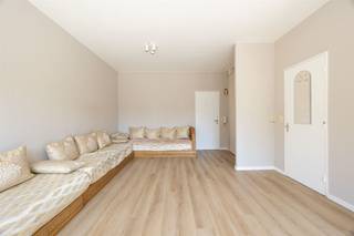 <p><span>Looking for a first place of your own, a smart investment or a cozy base in the city? This well-kept studio combines lots of light, a practical layout and a quiet location in one of Antwerp's most desirable neighborhoods. Here you live within walking distance of Harmonie Park, Albert Park and the popular Groen Kwartier, with everything you need on a daily basis within easy reach.</span></p><h2><span>Light, peace and comfort</span></h2><p><span>Through the entrance hall you enter this well-kept studio, located at the quiet rear of the building. Thanks to the large windows, the living space is bathed in natural light and immediately feels pleasant and inviting. The soft laminate flooring provides a warm feel and is the perfect foundation to turn this into a cozy living and sleeping space.<br />The living space surprisingly offers plenty of room for a comfortable sitting area, a dining table as well as a sleeping area. Thanks to its practical layout, the studio feels larger than its surface area suggests. Moreover, you live here quietly, away from the busy city traffic.</span></p><h2><span>Practical layout</span></h2><p><span>A major asset is the separate kitchen, which is completely separate from the living space. It has natural light, ample storage space and all the necessary equipment for comfortable cooking. The bathroom is also separate and is equipped with a bathtub, washbasin with cabinet and toilet.<br />The clear separation between living, cooking and bathing provides a pleasant living comfort that you do not often find in a studio.</span></p><h2><span>Green, coffee and everything close by</span></h2><p><span>The location is without a doubt one of the strongest assets of this home. The Helenalei is located in the popular 2018 Antwerp, a neighborhood known for its stately avenues, beautiful architecture and excellent accessibility.<br />For a walk, picnic or morning run, you'll head straight to the Harmoniepark or Albertpark. Also nearby is the Groen Kwartier, one of the city's most popular hotspots, with cozy squares, restaurants and coffee addresses. A coffee at Caffenation, lunch on a sunny terrace or an evening stroll through this atmospheric neighborhood? It's all within easy reach here.<br />In addition, you live centrally between the Markgrave neighborhood, the Green Quarter and Zurenborg, with numerous convenience stores, supermarkets and public transportation within walking distance. Thanks to the proximity of the Singel and the Ring, you are also quickly on your way, both by car and by bike. So here you effortlessly combine the best of the city with a pleasant, residential living environment.</span></p><p><span>No measures in the Flemish Enforcement Platform</span></p><p><span> </span></p>