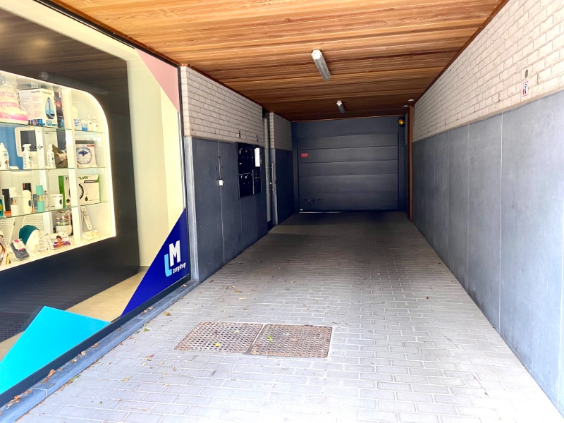 Centraal gelegen ruime autostandplaats op afgesloten parking - foto 3