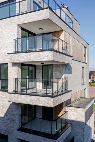 Het appartement is gelegen op de tweede verdieping De inkomhal leidt naar de woonkamer met een open ingerichte keuken die uitgeeft op een zuidgericht...