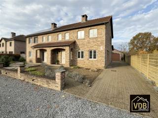 Mooie instapklare halfopen bebouwing met 3 slaapkamers, 2 badkamers een garage en een gezellig tuinpaviljoen voor lange gezellige avonden. Ze...