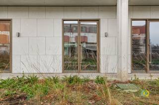 Do you want to establish your business in a prime location? This commercial property, located at t Waterzicht, a true landmark between Zenne...