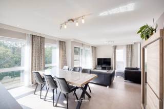 Bent u op zoek naar een comfortabel appartement met twee slaapkamers op een rustige, maar toch centrale ligging? Dan is dit appartement zeker het ontdekken waard!<br /><br />Gelegen in een groene woonomgeving biedt dit appartement niet alleen rust en privacy, maar ook een vlotte verbinding met het centrum van Temse. De lichtrijke leefruimte met groot raam zorgt voor een open en aangename sfeer. De moderne keuken is volledig uitgerust en sluit aan op een praktische berging, ideaal voor extra voorraad of wasruimte.<br /><br />De twee slaapkamers zijn ruim en goed ingedeeld. De badkamer is netjes afgewerkt en uitgerust met een douche en lavabo. Dankzij de ligging in een rustige straat en de nabijheid van het centrum, winkels, scholen en openbaar vervoer geniet u hier van het beste van twee werelden.<br /><br />Bij dit appartement kan een ondergrondse afgesloten garagebox aangeboden worden voor €25000. <br /><br />Troeven op een rij:<br />• Nabij winkels, scholen en openbaar vervoer<br />• Ideaal voor starters, koppels of investeerders<br />• Elektriciteit conform<br />• Mobiscore: 8,5/10<br />• Goede EPC-score<br /><br />Meer info of een bezoek inplannen?<br />Contacteer ons via 052 46 38 03 of mail naar info@uw-huis.be.