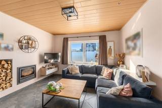 <p><span>Ligging<br /></span><span>In de Sint-Gerolfstraat woon je in een fijn hoekje van Drongen. <br />Een rustige, groene straat in een buurt waar gezinnen graag wonen: scholen, bakker en winkels om de hoek, de Leie en de velden op wandelafstand. <br />Je fietst in een kwartier naar het centrum van Gent en staat via de op- en afrit van de E40 in enkele minuten op de autosnelweg richting Brussel of de kust.<br /><br /></span><span>Instapklare woning met 3 slaapkamers, thuiskantoor en genietplek buiten<br /></span><span>Deze halfopen woning werd in 2010 gerenoveerd en sindsdien met zorg verder afgewerkt. <br />Je stapt binnen in de inkomhal en komt via een glazen deur in de gezellige leefruimte. <br />Vooraan de zithoek met houtcassette, achteraan de eetplaats en open keuken aan een groot schuifraam (2024) dat je zo de tuin in leidt.<br />De vroegere garage werd slim omgebouwd tot een volwaardig thuiskantoor met eigen toegang, ook ideaal als praktijkruimte of extra leefruimte.<br />Deze kan uiteraard opnieuw omgebouwd worden tot garage.<br />Op de verdieping liggen drie slaapkamers, waarvan de master het comfort heeft van een dressing. <br />De badkamer is ruim opgevat en heeft een walk-indouche, ligbad, dubbele wastafel en toilet. <br />Via een vaste trap bereik je de geïsoleerde zolder met heel wat bergruimte.<br />Buiten, geniet je achteraan van een gezellig aangelegd terras met doorsteek naar de carport, volledig omheind en zonder inkijk.<br />Vooraan is er een zonnige voortuin, ruime oprit met plaats voor meerdere wagens en een laadpaal.<br /><br /></span><span>Extra<br /></span><span>/ 13 zonnepanelen, zonneboiler en laadpaal<br />/ EPC B<br />/ elektriciteit conform<br /><br /></span><span>Troeven<br /></span><span>/ instapklaar, enkel de keuken vraagt nog aandacht<br />/ verrassend ruim wonen<br />/ gegeerde, rustige ligging<br /><br /></span></p>