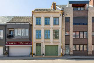<p>Stap binnen in dit prachtige herenhuis, waar authenticiteit en elegantie elkaar vinden. Achter de statige, neoclassicistische gevel met zachte zandsteenlook en frisse groene accenten ontdek je een woning die tot in de puntjes is onderhouden en klaar is voor een nieuw verhaal. Op de eerste verdieping wacht een ruime, lichtrijke woonkamer, badend in zonlicht dankzij de grote ramen aan de voorzijde. Hier vind je de perfecte balans tussen grandeur en gezelligheid, een plek waar marmeren vloeren en muurbekleding samen een luxueuze, tijdloze sfeer creëren. De keuken grenst aan de kleine maar knusse stadstuin, ideaal voor een zomerse lunch, een ochtendkoffie of een rustig aperitiefmoment. De woning beschikt over twee volwaardige slaapkamers, beide even stijlvol afgewerkt, en een badkamer die aansluit bij de klassieke elegantie van het huis. Extra bijzonder is de wijnruimte, perfect om je collectie te bewaren of vrienden te imponeren tijdens een proeverij. Op het gelijkvloers vind je bovendien een garage met directe toegang tot de woning. De zolder biedt nog extra mogelijkheden, van hobbyruimte tot extra kamer.<br /><br />Troeven op een rij:<br />- EPC: 201 kWh/m2<br />- Stijlvolle marmeren vloeren én wanden<br />- Lichtrijke leefruimte op de eerste verdieping<br />- Kleine maar charmante stadstuin<br />- Wijnruimte voor de liefhebber<br />- Garage en extra zolderruimte met potentieel<br />- Authentieke herenhuisstijl met perfect onderhouden gevel<br /><br />Een woning met karakter, comfort én een vleugje grandeur, midden in het centrum, maar toch met je eigen rustige plek achter de gevel.<br /><br />Zin om dit pareltje zelf te ontdekken? Bel ons, en wie weet zet jij hier straks je naam onder de bel.</p>