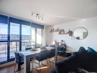 In de "Schoolstraat", een zijstraat van de Weststraat & het dorpsplein van Sleidinge bieden wij u dit appartement aan. Het appartement is gelegen op de eerste verdieping (zowel met lift als trap toegankelijk). <br /><br />Ingedeeld als volgt : een inkomhal, berging/technische ruimte, toilet, mooie en ruime woonkamer met open keuken (inclusief alle toestellen), 2 ruime slaapkamers, een badkamer met wastafel en inloopdouche. Inpandige autostaanplaats is inbegrepen. Buiten is er optie voor een 2de parkeerplaats, niet inbegrepen in de prijs. Maar wel bespreekbaar. <br /><br />De grootste troeven van dit appartement is de energiezuinigheid, de toplocatie, inpandige autostaanplaats. Vloerverwarming aanwezig in het gehele appartement. Verwarming werkt met een warmtepomp, ook zijn er zonnepanelen aanwezig. <br /><br />Bouwjaar 2018, dit is een jong appartement, instapklaar!<br /><br />Steeds welkom, bij interesse bel of mail ons 0472/981629 (whatsapp bij afwezigheid), immovercruysse@gmail.com