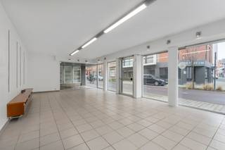Ben je op zoek naar een commerciële toplocatie om je zaak uit te bouwen?Dan biedt dit gelijkvloerse handelspand tegenover het ziekenhuis van Deinze...
