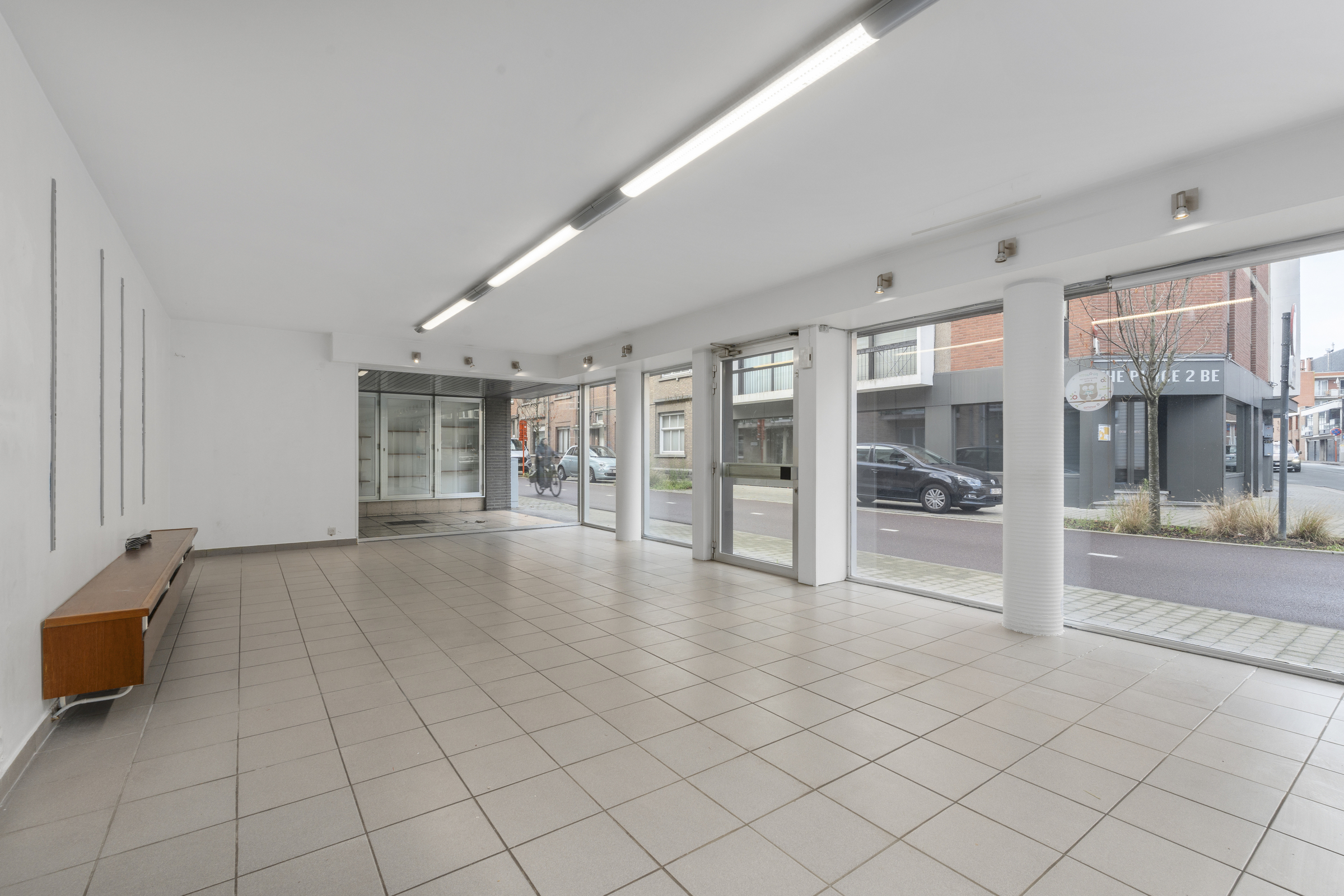 Gelijkvloers handelspand aan het ziekenhuis in Deinze! - foto 2