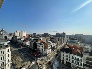 Schitterend <strong>appartement met panoramische zicht</strong> <br /><br />Gelegen op de zevende verdieping van de Antwerp Tower kijkt dit appartement uit over de Stad. <br /><br />Bekijk hier alvast de 360° video: https://my.matterport.com/show/?m=DUHYfqSQnwi<br /><br />Ruime en lichte leefruimte met <strong>open keuken met kookeiland</strong> voorzien van alle comfort en gebruikelijke toestellen. Handig is de berging naast de keuken met aansluiting voor wasmachine en droogkast. Koken met zicht op de stad: hier kan het! <br />Vervolgens <strong>twee slaapkamers</strong>, telkens met zicht op de stad én toegang tot het terras. Badkamer met inloopdouche en wastafel. Gastentoilet.<br />Het <strong>ruime terras</strong> is toegankelijk vanuit de leefruimte en de slaapkamers en is bovendien <strong>Zuid georiënteerd.</strong> <br /><br />Een ruime berging bevindt zich eveneens op de zevende verdieping. <br />Het appartement werd netjes en fris geschilderd! <br /><br />Mogelijkheid tot het huren van een <strong>autostaanplaats</strong> aan 250€ per maand. <br /><br />Kortom, de ideale woonplaats voor rasechte liefhebbers van de stad!