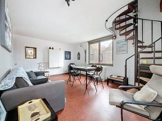 Dit duplex appartement met renovatiepotentieel is gelegen op het domein Nieuweryde, op een rustige en centrale ligging, vlakbij het maritiem park en de havengeul. Bovendien bevinden winkels en het strand van Nieuwpoort-Bad zich op wandelafstand.<br />Het appartement bevindt zich op de tweede verdieping (zonder lift) en omvat een inkomhal, een apart toilet, een lichtrijke leefruimte en een functionele keuken. Via een vaste trap bereikt u de derde verdieping, waar zich een ruime slaapkamer, een badkamer met ligbad en een aparte berging bevinden.<br />Tot slot beschikt het appartement over een privatieve berging op het gelijkvloers, ideaal voor het stallen van fietsen of als extra opbergruimte.<br />Dankzij de rustige ligging, de vlotte bereikbaarheid, de groene omgeving en de nabijheid van zee vormt dit appartement een interessante opportuniteit, zowel voor eigen gebruik als investering met veel potentieel aan de kust.