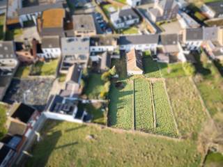 Bouwgronden gelegen achter de woning in de Molenstraat 34A (vroeger advocatenkantoor) met een oppervlakte van 1.040 m². Toegangsweg met erfdienstbaarheid. Voor meer info hyboma.be. Wenst u graag een bezoek ter plaatse contacteer dan Guy 0479/88 88 06.