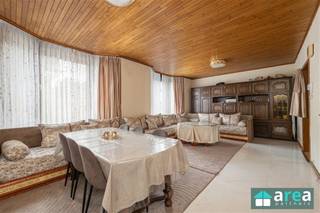 <p><span>Interessante opbrengsteigendom met 2 appartementen, 2 garages en koer op centrale ligging in Hoboken</span></p><p><span>Deze interessante opbrengsteigendom bevindt zich op een centrale locatie aan de Antwerpsesteenweg in Hoboken. Het pand bestaat uit 2 appartementen, beschikt over 2 garages en een gezellige koer, wat zorgt voor een aantrekkelijke combinatie van wooncomfort en investeringspotentieel.</span></p><p><span>Met een bewoonbare oppervlakte van ca. 223 m², biedt dit pand tal van mogelijkheden voor investeerders of kopers die op zoek zijn naar een renovatieproject met potentieel. Dankzij de gunstige ligging bevinden winkels, scholen, openbaar vervoer en belangrijke invalswegen zich in de directe omgeving.</span></p><p><span>Het gebouw beschikt over maar liefst 4 slaapkamers en 4 badkamers, wat extra flexibiliteit biedt qua indeling en gebruik.</span></p><p><span>Kortom: een opbrengsteigendom met veel potentieel op een strategische locatie!</span></p><h3><span>Grootste troeven:</span></h3><ul><li><span>Opbrengsteigendom met 2 appartementen </span></li><li><span>2 garages inbegrepen </span></li><li><span>Gezellige koer aanwezig </span></li><li><span>Bewoonbare oppervlakte van ca. 223 m² </span></li><li><span>4 badkamers aanwezig </span></li><li><span>Centrale ligging nabij winkels, scholen en openbaar vervoer </span></li><li><span>Ideaal renovatieproject met potentieel </span></li></ul><h3><span>Indeling:</span></h3><p><span>Gelijkvloers / gemeenschappelijke delen:</span></p><ul><li><span>Toegang tot garages </span></li><li><span>Koer </span></li><li><span>Polyvalente ruimte</span></li><li><span>Keuken </span></li><li><span>Berging</span></li></ul><p><span>Appartement 1:</span></p><ul><li><span>Leefruimte </span></li><li><span>Keuken </span></li><li><span>Badkamer</span></li><li><span>Slaapkamer 1 met badkamer</span></li><li><span>Slaapkamer 2</span></li></ul><p><span> </span></p><p><span>Appartement 2:</span></p><ul><li><span>Leefruimte </span></li><li><span>Keuken </span></li><li><span>Badkamer</span></li><li><span>Slaapkamer 1 met badkamer</span></li><li><span>Slaapkamer 2</span></li></ul><p><span> </span></p><p><span>Voor meer informatie kan u terecht bij Area Partners. INFO@area.be of 03/284.60.60</span><span> </span></p><p><span> </span></p>