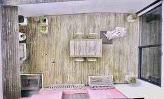 ** Biedingsysteem: bieden vanaf 285.000 EUR. Meer info op kantoor.
Surf naar onze website voor meer informatie over de verkoop van deze woning. www.vastgoedunicum.be
Ideaal gelegen commercieel pand mét woonst op de markt van Eeklo. Door zijn ligging heb je al een uitstekende visibiliteit voor voetgangers, fietsers en autoverkeer. Met extra surplus, een openbare parking voor de deur én openbare fietsenstalling.
Ideaal om wonen en werken te combineren.
Dit pand kan multifunctioneel gebruikt worden. Met een ruime oppervlakte van 110m2 voor handel én bijkomende nog een ruim woongedeelte met bureau, 4 slaapkamers, 2 badkamers én een toilet per verdieping.
Het pand is ingedeeld in:
Handel: de volledige gelijkvloerse verdieping met een etalage, een winkelruimte, een toilet en een stockageruimte.
Woongedeelte vanaf de eerste verdieping: Bureau en leefruimte met uitgeruste open keuken met zit- en eetplaats. Door het schuifraam komen we op het ruim en gezellig terras. Op de tweede verdieping zijn er 2 slaapkamers voorzien waarvan 1 met zuidgericht terras, een badkamer (ligbad, douche, lavabo en toilet). Op de derde verdieping vinden we nog eens 2 slaapkamer waarvan 1 met zuidgericht terras, een apart toilet en een douchekamer.
Aankoop ruime aparte garage/magazijn (70m²) mogelijk (bv als extra stock).
Wens je een bezoek te brengen? Bel Unicum op 093361615 of mail info@vastgoedunicum.be
Tot binnenkort!
Virtuele rondleiding?
https://youtube.com/shorts/UXZzCuEPFaI