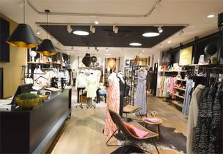 Bent u op zoek naar een commercieel gelijkvloers te huur in Aalst met een uitstekende zichtbaarheid en instapklaar comfort? <br />Dan is dit pand op de Kattestraat 66 precies wat u zoekt!<br />✓ Totale oppervlakte: 250 m²<br />✓ Winkelruimte: 171 m²<br />✓ Inclusief stockruimte, bureel, keuken en sanitair<br />✓ Huurprijs: € 3.000 per maand + onroerende voorheffing<br />Deze winkelruimte te huur in Aalst is ideaal voor wie meteen aan de slag wil.<br />Dankzij de strategische ligging in een drukke winkelstraat, geniet u van veel passage en visibiliteit. Geschikt voor verschillende handelsactiviteiten of ev.kantoor. Locatie: Kattestraat – gekend als een bruisende winkelstraat met veel passage.<br />Perfect voor detailhandel, showroom, kantoor of praktijkruimte.<br />✓ Instapklaar en beschikbaar op korte termijn.<br />