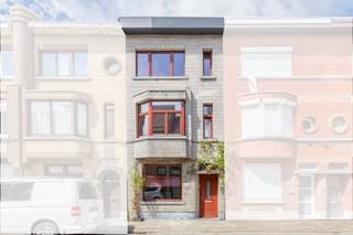 Op zoek naar een instapklare woning met een uitstekende ligging en sterke energetische troeven? Dan is deze recent gerenoveerde gesloten bebouwing...