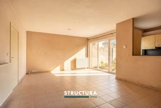 Situé dans un petit immeuble sans syndic, cet appartement de plain-pied à rafraîchir offre deux chambres et un jardin privatif. Grâce à sa...