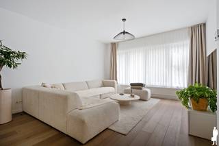 Lichtrijk gerenoveerd gelijkvloers appartement met garage en tuin<br /><br />Dit appartement werd gerenoveerd ca. 2022 en is kwalitatief afgewerkt. Het bevindt zich in uitstekende staat en is volledig instapklaar.<br />Gelegen te Wilrijk na bij Oosterveld en de Elsdonk. Op wandelafstand van Middelheimpark, geniet u van een groene omgeving met alle voorzieningen en een vlotte bereikbaarheid.<br /><br />Algemeen:<br />- Bewoonbare oppervlakte: ca. 95m² + tuin ca. 65 m²<br />- Kwalitatieve afwerkingsgraad<br />- Optimale lichtinval<br />- 2 ruime slaapkamers waarvan een met uitzicht naar de tuin<br />- 1 kleinere slaapkamer, eventueel voor bureau/dressing<br />- Badkamer met douche en modern wasmeubel<br />- Garagebox met mogelijkheid tot elektrische laden<br />- Gemeenschappelijke kosten: ca. 30€/maand provisie (elek. gem.delen, tuin)<br /><br />Technische kenmerken/renovaties:<br />- Renovatiejaar ca. 2022<br />- Condenserende ketel<br />- Keuken met SIEMENS toestellen<br />- Parketvloeren <br />- EPC C: 239 kWh/m²jaar<br /><br />Indeling (ca. 95m²):<br />- Ruime leefruimte<br />- Leefkeuken met alle voorzieningen<br />- Moderne badkamer met inloopdouche, dubbele wasmeubel en toilet<br />- Berging/wasplaats<br />- 2 slaapkamers met uitzicht op de tuin, of mogelijkheid tot bureauruimte/dressing<br />- Toegang naar de tuin; de tuin is volledig omheind en heeft een privatieve zijingang<br /><br />Onmiddellijke omgeving:<br />- Vlakbij Middelheim en Elsdonk<br />- Zeer vlotte bereikbaarheid naar Antwerpen en Brussel (A12)<br />- Scholen, winkels, openbaar vervoer op fiets- en wandelafstand<br />- Nabij centrum van Wilrijk en Edegem