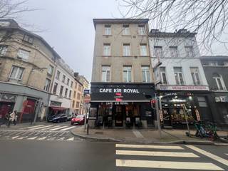 Immeuble de rapport situé dans un endroit stratégique, composé d'un bâtiment principal et d'un bâtiment de liaison dans la rue latérale. Le...
