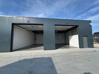 Zoekt u een hoogwaardige en veilige opslagruimte met uitstekende toegankelijkheid en basisvoorzieningen? Deze perfect onderhouden loods, uitsluitend bestemd voor stockage, is per direct beschikbaar.Voorzien van een grote elektrische sectionale poort met royale afmetingen van 4,50 meter x 3,95 meter, wat vlotte in- en uitlading garandeert.Uitgerust met drijfkracht , naast de standaard elektrische aansluitingen.Sanitaire voorzieningen zijn aanwezig op de site.De site is voorzien van een professioneel camerasysteem ter waarborging van de veiligheid van uw goederen.Deze unit is strikt bestemd voor opslag en/of stalling en is niet geschikt voor productie, detailhandel of kantooractiviteiten.De kosten voor elektriciteit zijn inbegrepen in de huurprijs (forfaitair).Er wordt een huurwaarborg van 3 maanden huur gevraagd.De onroerende voorheffing is ten laste van de huurder en wordt forfaitair verrekend als een bedrag gelijk aan 1 maand huur per jaar.Prijzen excl. BTWBent u op zoek naar bedrijfsvastgoed bestaande uit een opslagplaats te huur in Middelkerke? Aarzel dan zeker niet om contact op te nemen voor meer informatie of een bezoek ter plaatse.