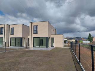 VERKOOP AAN 6% BTW mogelijk onder voorwaarden !Nieuwbouwproject van 5 ruime, moderne woningen met plat dak nabij het centrum van Mol.Deze woningen...