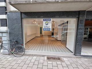 <p><span>Goed gelegen HANDELSRUIMTE of KANTOOR nabij Centrum Gent. </span><span>(Geen nachtwinkels noch horeca gewenst </span><span>)</span></p><p><span>Gelegen aan de Nederkouter, op één van de invalswegen. Nabijheid Veldstraat, Kouter, oud Justitiepaleis.</span></p><p><span>Bestaande uit</span><span>: Een gelijkvloerse winkel- , praktijk- en/of kantoorruimte met oppervlakte +/- 50 m². Mooie vitrine op de Bagattenstraat ,Breedte 4 m. Onderverdeling tussen een deel vooraan (+/- 30 m²), en een aparte ruimte achteraan (keuken). Verder nog een aparte WC. </span></p><p><span>Ideale ligging : vlot bereikbaar via tram vanuit Centrum/ station Gent-St-Pieters, maar ook met de wagen (afrit Zuid), uitvalswegen (E-17/ E-40 oprit). Parkings nabij : Kouter, Savaanstraat.</span></p><p><span>Huurprijs : € 875 / maand. => HUUR 725 € + AO : 150 € / maand </span><span>(kosten alg. delen + voorschot op warm & koud water en verwarming).</span></p><p><span>EPC : D / unieke code 2831515</span></p><p><span>Eigen verbruik elektriciteit. Onroerende voorheffing (door huurder te betalen) . </span></p><p><span>Handelshuur of huur gemeen recht</span></p><p><span> </span></p><p><span>Ligging Pand</span><span>: Bagattenstraat 3 te 9000 GENT.</span></p><p><span>Status pand</span><span>: Beschikbaarheid : onmiddellijk.</span></p><p><span>Bezoek</span><span>: enkel mogelijk via telefonische afspraak met Immo-Eden - T 09 222 00 63</span></p><p><span> </span></p><p><span><br /><br /></span></p><p><span> </span></p>