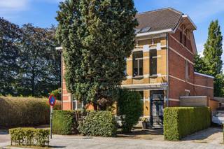 <p>Located in the heart of Edegem, within walking distance of the market square, shops, schools and beautiful parks, this unique townhouse perfectly combines timeless character with modern living comfort. Behind its elegant façade lies a home that has been meticulously renovated with great care and respect for its authentic features.</p><p>Original details such as the beautiful solid wood parquet floors, high ceilings, elegant interior doors, stained glass windows and charming original fireplaces create a warm and refined atmosphere. At the same time, the property offers every modern convenience, including central heating, new double-glazed windows and a high-quality finish throughout.</p><p>A tasteful rear extension has created a bright and inviting dining area that flows seamlessly into the kitchen while overlooking the exceptionally deep garden. A rare asset for such a central location, offering the perfect balance of privacy, tranquillity and greenery.</p><p>The property is equally practical, featuring a private driveway, a spacious garage and a full basement providing ample storage space. Additional parking is readily available in the immediate vicinity.</p><p>The first floor offers two generously sized bedrooms, each retaining its original fireplace, adding to the home's distinctive charm. This level also features a stylishly renovated bathroom with both a bathtub and walk-in shower, as well as a separate laundry room.</p><p>The second floor comprises three additional full-sized bedrooms, ideal for family living, a home office, guest accommodation or hobby space. Thanks to its generous proportions and well-designed layout, this home offers exceptional flexibility without compromising its authentic character.</p><p>This remarkable townhouse is a rare combination of historic elegance, contemporary comfort and an outstanding central location. A home with true character, where timeless architectural features and modern living blend seamlessly, offering a unique opportunity to enjoy one of Edegem's most desirable addresses.</p>
