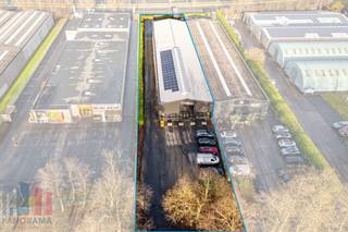 UITZONDERLIJKE KANS - TOPLOCATIELangs de Dirk Martensstraat, in industriezone Waggelwater, bevindt zich dit volledig gerenoveerde en instapklare...