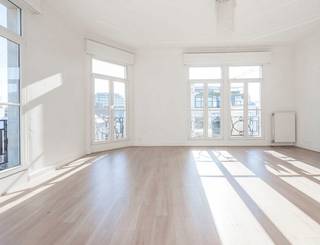 Dit prachtige appartement is gelegen in een statig en klassevol gebouw op de Keyserlei, op een absolute toplocatie in het hart van Antwerpen. Het gebouw is voorzien van een modern badgesysteem en een lift die u comfortabel naar de hoger gelegen verdiepingen brengt.
Bij binnenkomst wordt u verwelkomd in een stijlvolle inkomhal met authentieke marmeren vloer. De klassieke keuken is volledig uitgerust met een vaatwasser, koelkast, gasfornuis, oven en combi-oven en sluit naadloos aan op de lichte eetkamer. Vanuit de eetkamer betreedt u de indrukwekkende, gebogen leefruimte, waar grote raampartijen zorgen voor een aangename lichtinval en een prachtig zicht op het Centraal Station.
Het appartement beschikt over vier ruime slaapkamers en drie badkamers. De royale masterbedroom vormt een bijzonder comfortabele privéruimte met een ensuite badkamer en een eigen dressing. Daarnaast is er een afzonderlijke wasruimte voorzien, uitgerust voor zowel een wasmachine als droogkast.
Een unieke combinatie van ruimte, karakter en een topligging, met het Centraal Station letterlijk als decor.
Gelegen in het hartje van de stad. Dichtbij de winkels, het nieuwe Operaplein, het Centraal Station en de Diamantwijk. Aan openbaar vervoer geen gebrek. Maar ook voor de wagen is een parkingmogelijkheid om de hoek. Kortom, een toplocatie!