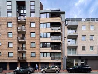 Dit ruim en breedt appartement is gelegen aan de Bayauxlaan, op de hoek met de Lippenslaan, midden in het levendige hart van Knokke. Dankzij...