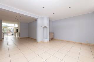 <p><span>Spacieux appartement en duplex avec 2 chambres et une terrasse dans le centre de Duffel</span></p><p><span>Cet appartement en duplex spacieux et lumineux est situé aux premier et deuxième étages d'un petit immeuble dans le centre de Duffel.</span></p><p><span>L'appartement dispose d'un agréable espace de vie, de deux chambres spacieuses et d'une terrasse conviviale. </span></p><p><span>Grâce à son emplacement central, les commerces, les écoles, les transports en commun et autres commodités se trouvent à proximité.</span></p><p><span>Informations pratiques : pas d'ascenseur dans l'immeuble. Charges communes : € 50 par mois. Disponible à partir du 1er octobre 2026</span><span>.</span></p>