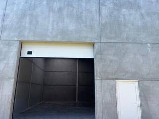 <p>Storage space of <strong>123 m²</strong>.</p>
<p><strong>Technical specifications:</strong></p>
<ul>
<li>Clear height: 6 m</li>
<li>Sectional door: 4 m × 4.5 m</li>
<li>Concrete floor</li>
</ul>
<p><strong>Location advantages:</strong></p>
<ul>
<li>5 minutes from the ring (R0)</li>
<li>12 minutes from Louvain</li>
<li>20 minutes from Brussels</li>
</ul>
<p><strong>Rent:</strong> €1,550/month (excl. VAT, excl. charges)</p>
<p>For more information contact <strong>Structura.biz</strong><br />02/462.32.00</p>