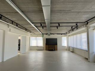 Perfectly located office space of 363 m² with 11 private parking spaces for rent, just 1 km from R0 exit 11 (Groot-Bijgaarden) and 400 m from...