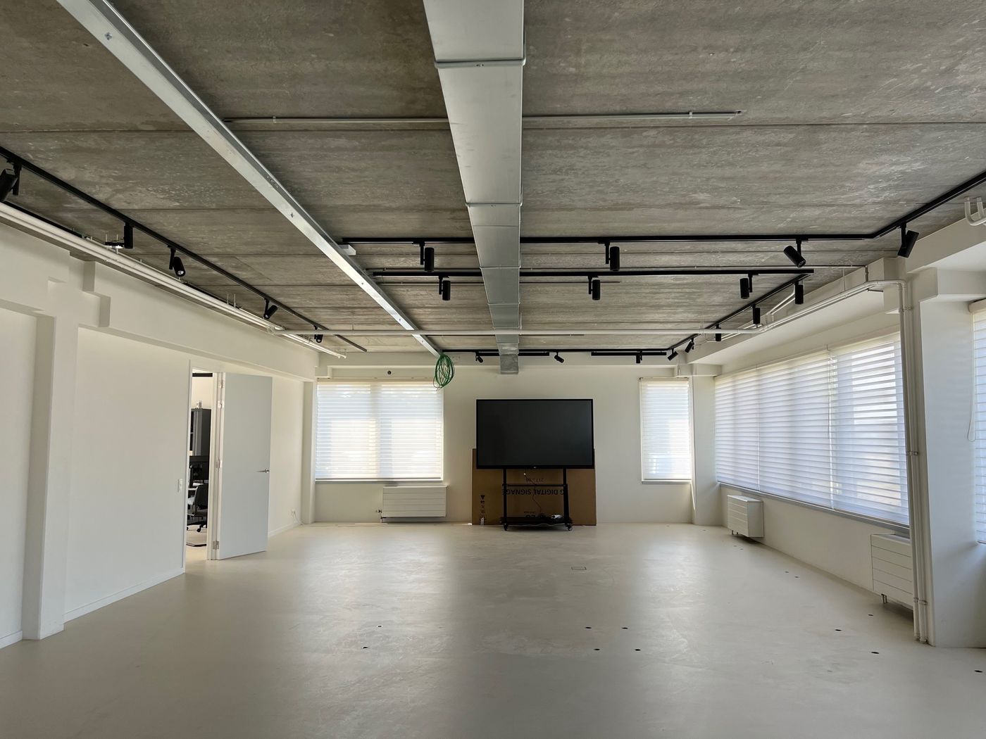 Bright office space of 363 m² just 1 km from the R0 - photo 3