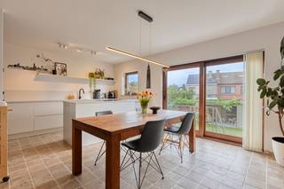 Op zoek naar een woning met uniek karakter, ruimte en een uitstekende ligging? Deze verzorgde split-level woning in de rustige en residentiële wijk Rietschoorvelden combineert comfortabel wonen met een vlotte bereikbaarheid. De buurt staat bekend om haar rustige woonstraten, nabijheid van winkels, scholen, openbaar vervoer en belangrijke invalswegen. <br />De woning verwelkomt u met een inkomhal met apart toilet die toegang geeft tot de verschillende leefniveaus. De lichtrijke woonkamer vormt het hart van de woning en geniet van een aangename verbinding met de eetruimte en keuken. Dankzij de split-level indeling ervaart u een bijzonder gevoel van ruimte en openheid.<br />Verder beschikt de woning over meerdere volwaardige slaapkamers, een thuiswerkplek of extra slaapkamer, een praktische badkamer, voldoende bergruimte en een aangename tuin waar u in alle rust kunt genieten van het buitenleven. Een garage en/of parkeerfaciliteit met laadpaal vormt een extra troef in deze gezochte woonomgeving. Zonnepanelen zijn voorzien!<br /><br />Troeven van deze woning:<br /><br />Unieke split-level architectuur<br />Ruime en lichtrijke leefruimtes<br />Meerdere slaapkamers<br />Aangename tuin<br />Rustige, kindvriendelijke woonwijk<br />Nabij scholen, winkels en openbaar vervoer<br />Vlotte verbinding naar Antwerpen en omliggende gemeenten<br />Rietschoorvelden wordt door bewoners gewaardeerd om zijn rustige karakter, goede bereikbaarheid en nabijheid van parken en dagelijkse voorzieningen. <br /><br />Interesse? Contacteer ons vandaag nog voor een bezoek en ontdek zelf het potentieel van deze aantrekkelijke woning in één van de meest geliefde buurten van Merksem.